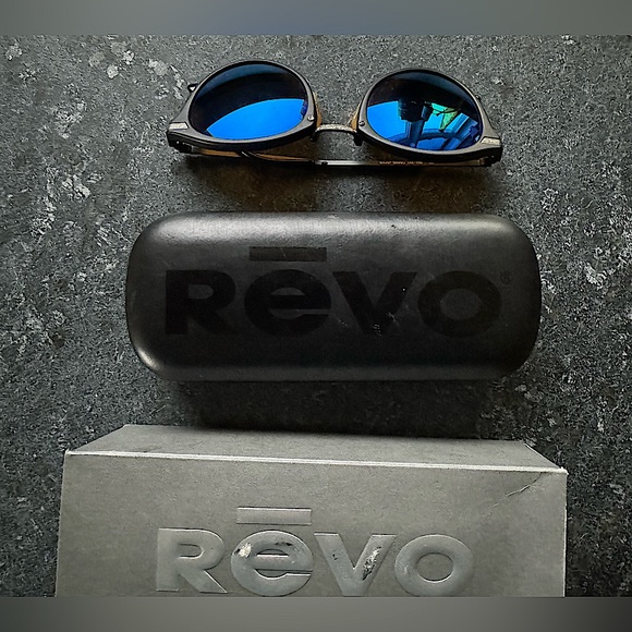 Revo Sunglasses - Shapes collection:
Black Frame Blue Mirror Lens 953-001-02 - Picture 2 of 12